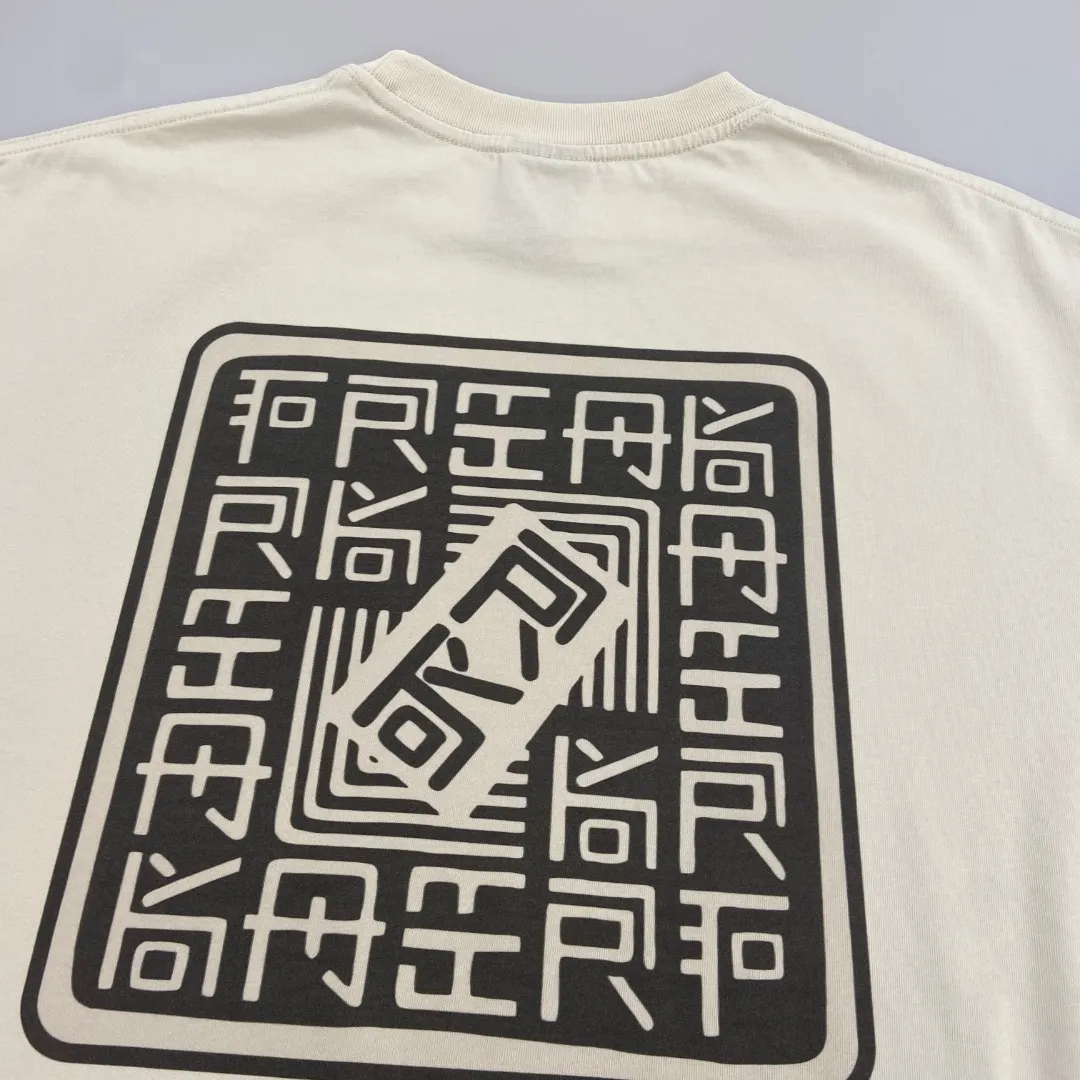 Saint Michael's new retro Fearless Saint printed cotton loose short-sleeved T-shirt with digital white ink direct injection, breathable fabric and clear three-dimensional pattern. Fabric: Double yarn 240g Style number: S866 Size: S-M-L-XL Color: Off-white Price: P110